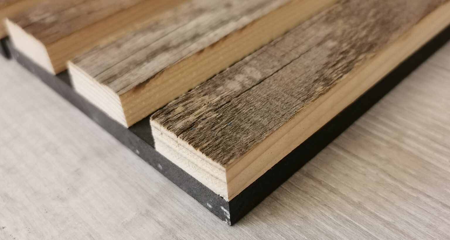 Panel Decorativo Alistonado de Madera de Pino Oscuro 1,44 m²