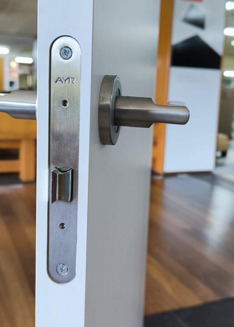 Detalle Herrajes Puertas en Block Komposite Lacadas en Blanco